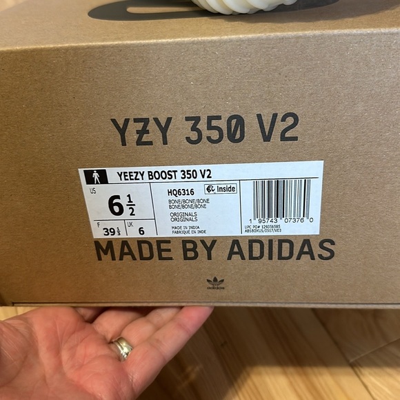 Yeezy boost 350 V2 Bone - Unisex sizing - Men 6.5 / Women 7.5 - Picture 2 of 8